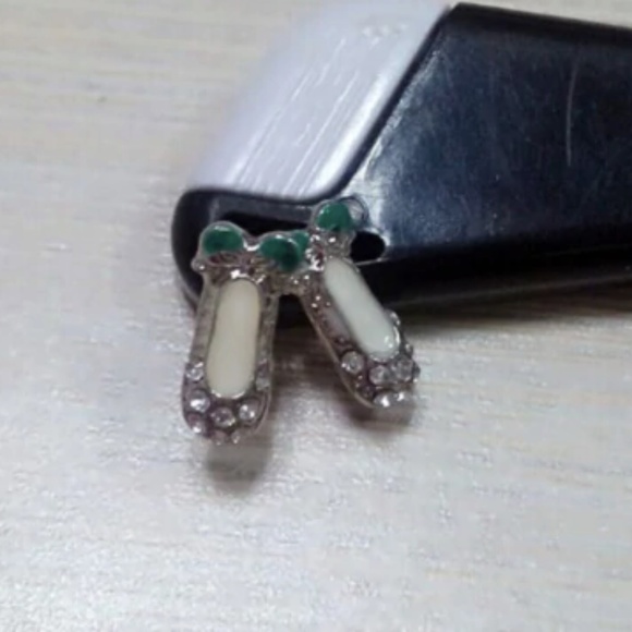 New ballerina shoe stud earrings - Picture 5 of 7